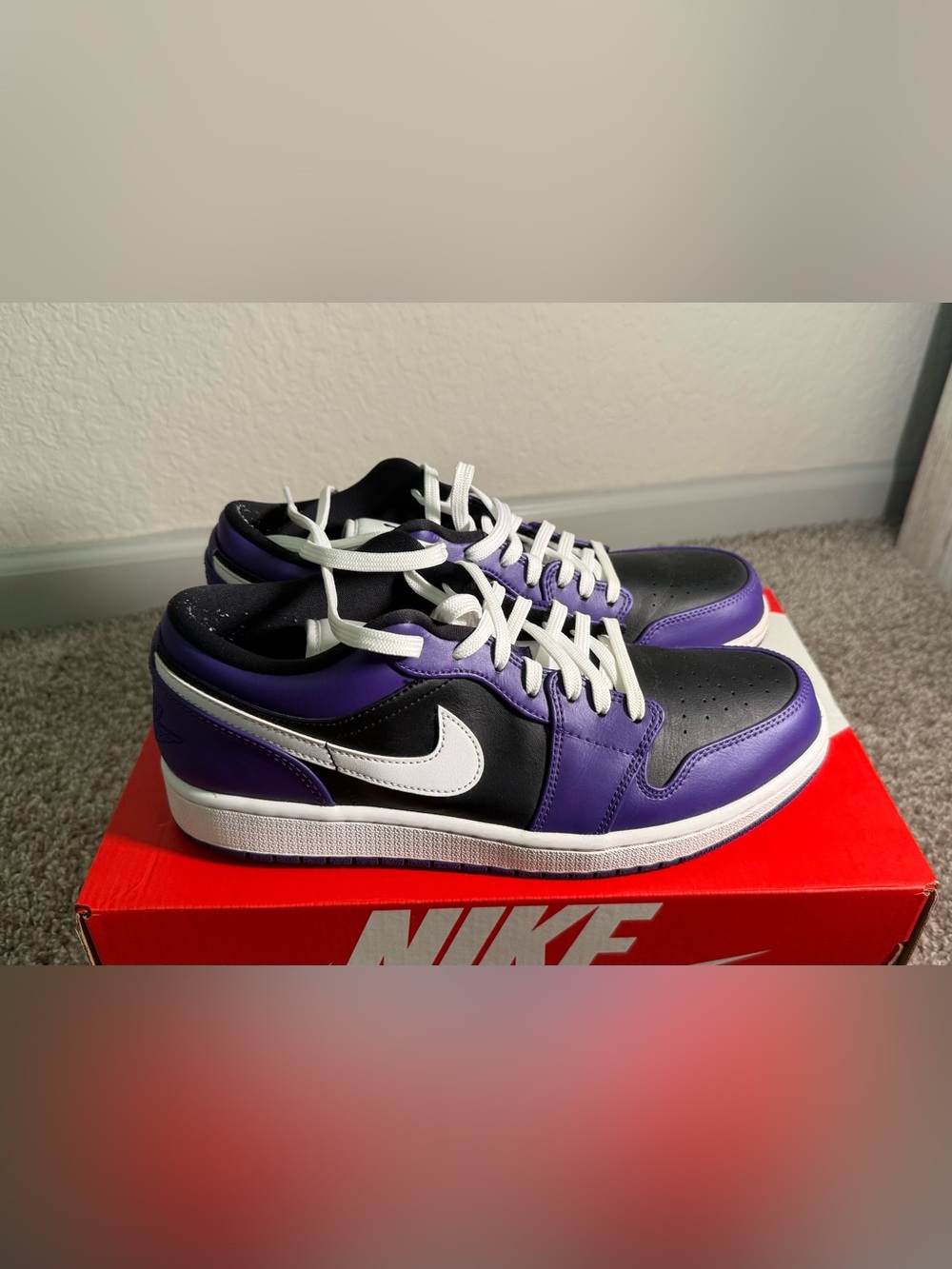 Nike Low-Top Sneakers in Black, Purple & White
